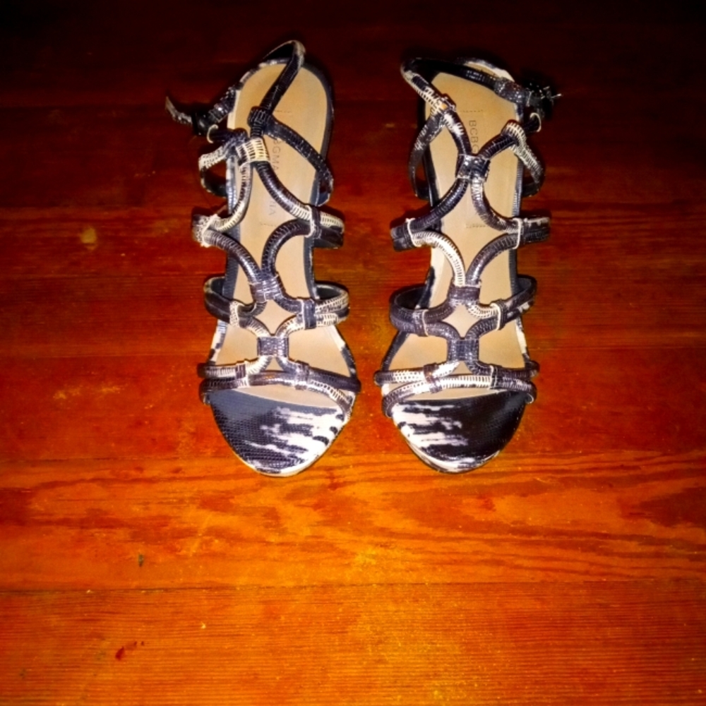 Womens Bcbg MaxAzria snake print sandals/heels.Size:8